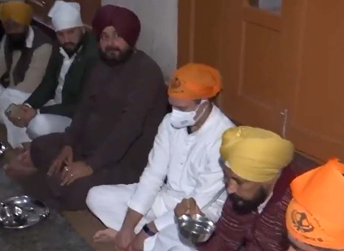 Watch Video: Rahul Gandhi, Charanjit Singh Channi, Navjot Singh Sidhu eat langar food at Golden...