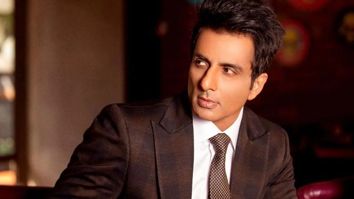 Sonu Sood distributes 1000 bicycles to school students and social workers in his hometown Moga