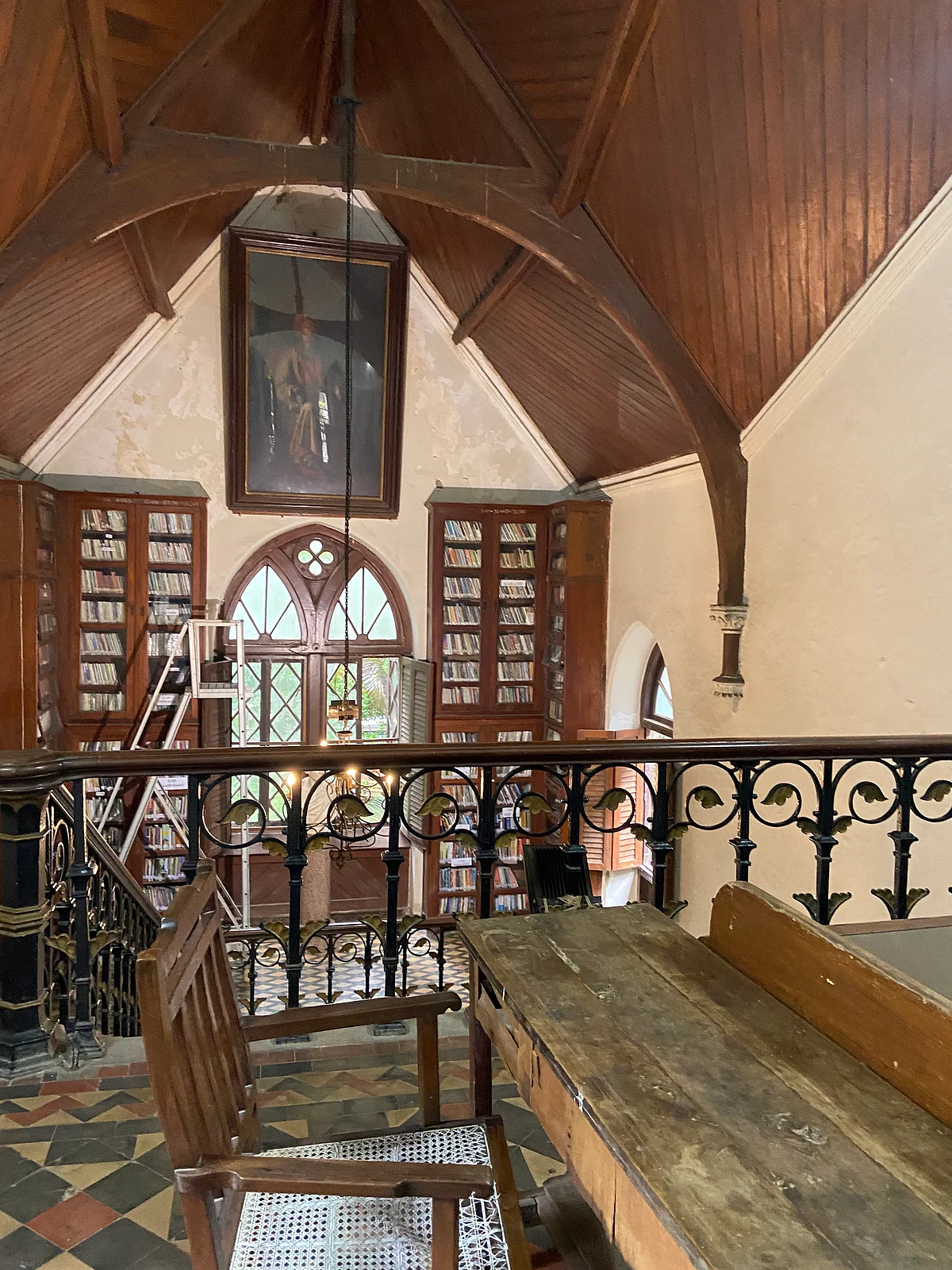 It was designed by Gostling and Campbell in buff-coloured trachyte (Malad stone) and limestone which gives the building its distinct character.