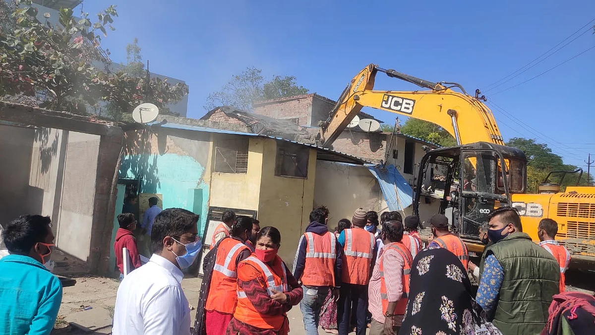 Anti-encroachment drive in city by IMC