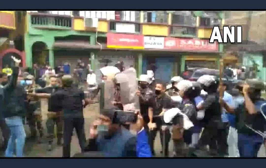 Watch Video: Clashes break out between TMC, BJP supporters during Netaji's birth anniversary...