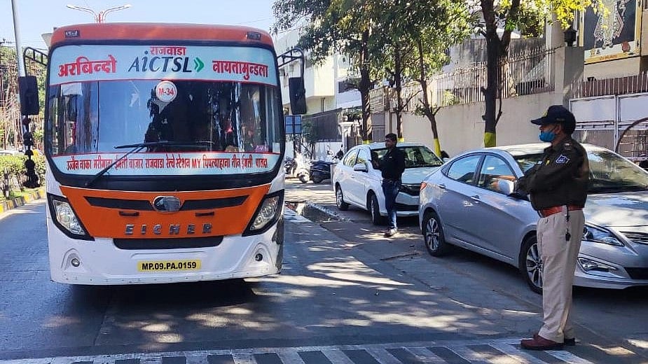 Indore: Passenger bus jumped red light 36 times, seized by traffic police - Vimarsana News