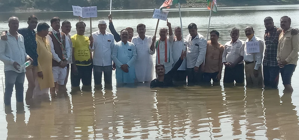 Malhargarh: Congressmen stage Jal Satyagrah, demand additional and sessions judge in Narayangarh