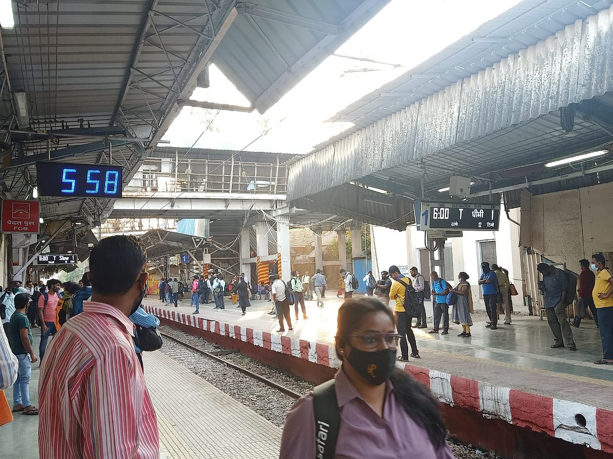Navi Mumbai Technical problem in signalling system at Vashi station