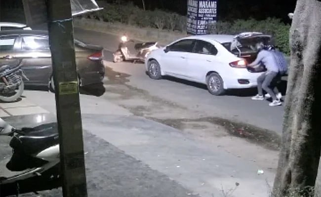 WATCH: Businessman looted at gunpoint in middle of road in Delhi's Rohini, act caught on CCTV - Vimarsana News
