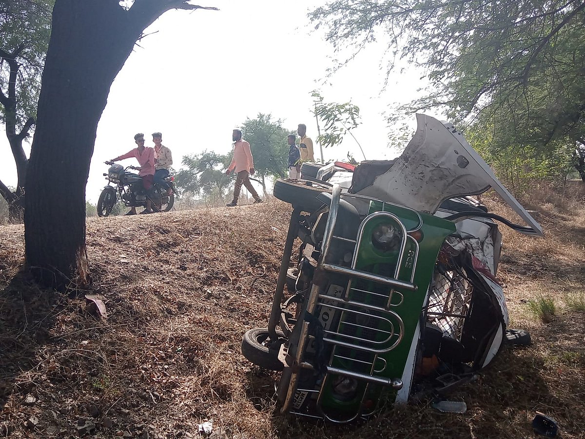 Anuppur : Eight students injured as school van overturns in MP - Vimarsana News
