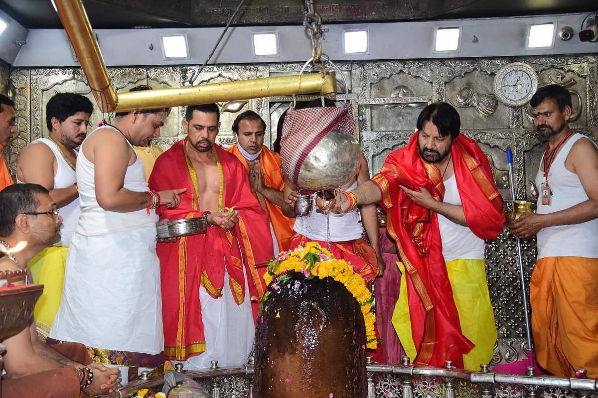 Ujjain: Robert Vadra offers prayers at Mahakaleshwar temple, claims BJP has done nothing for city