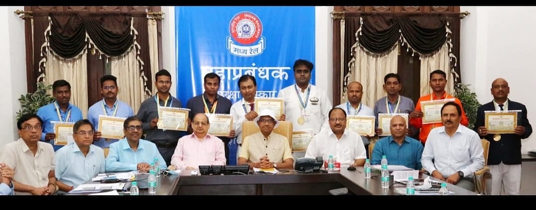 Eight employees of Central Railway get General Manager's Safety Award for showing alertness and avoiding possible mishaps - Vimarsana News