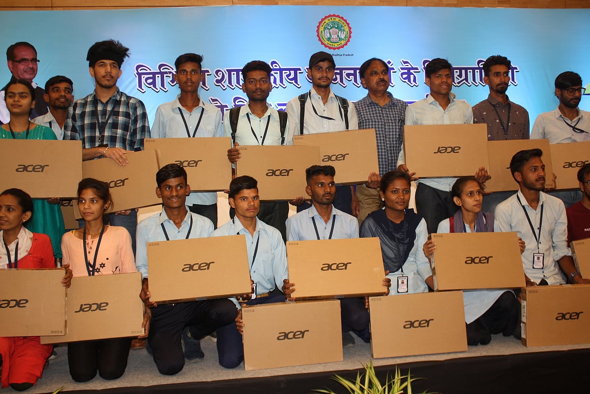 Indore: Home minister Narottam Mishra gives laptops to divyangs - Vimarsana News