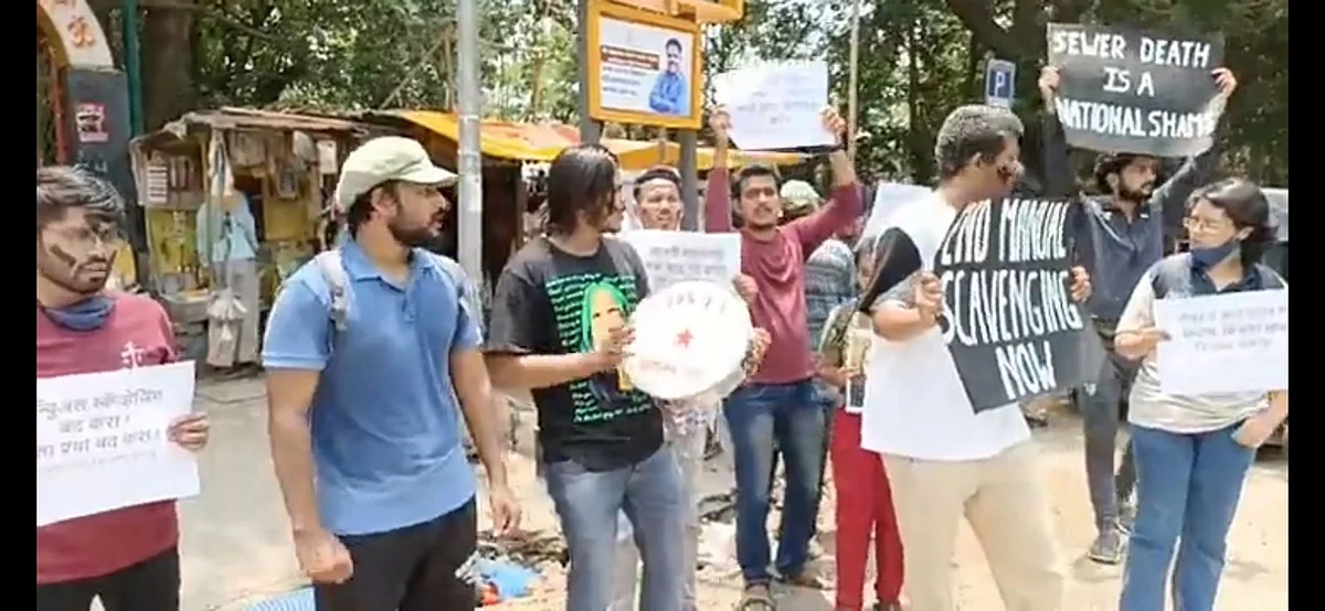 Thane: Muse Foundation, Shramik Janata Sangh protest outside TMC headquarter against manual...