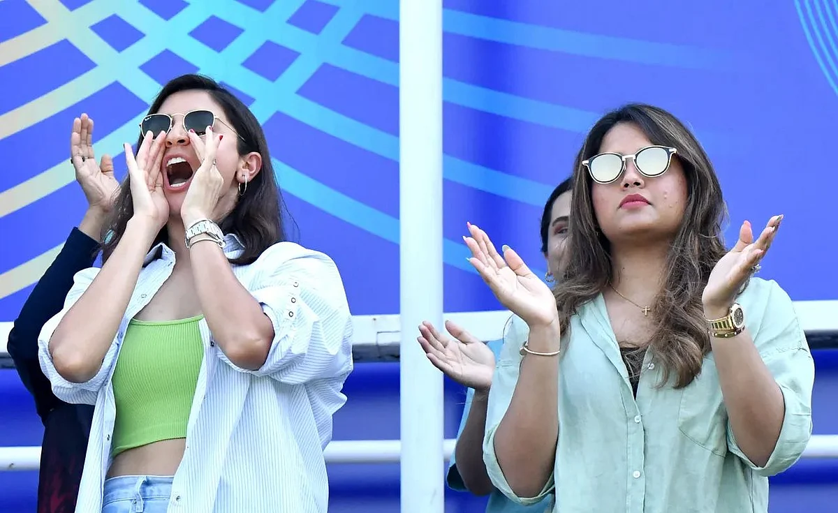 Birthday gift for Anushka Sharma: Royal Challengers Bangalore's Virat Kohli scores first...