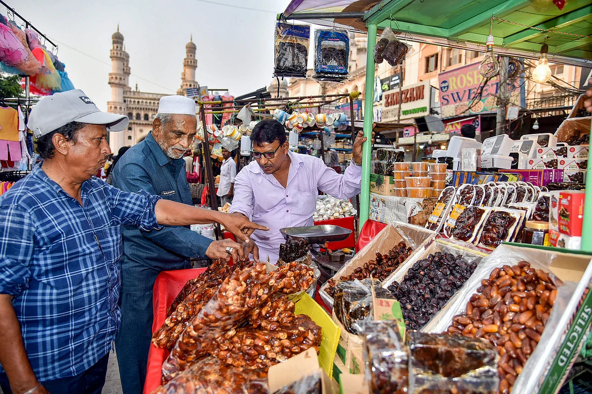 Hyderabad: People purchase dates from a roadside vendor, ahead of Ramadan, in Hyderabad, Saturday, April 02, 2022. (PTI Photo)(PTI04_02_2022_000242B)