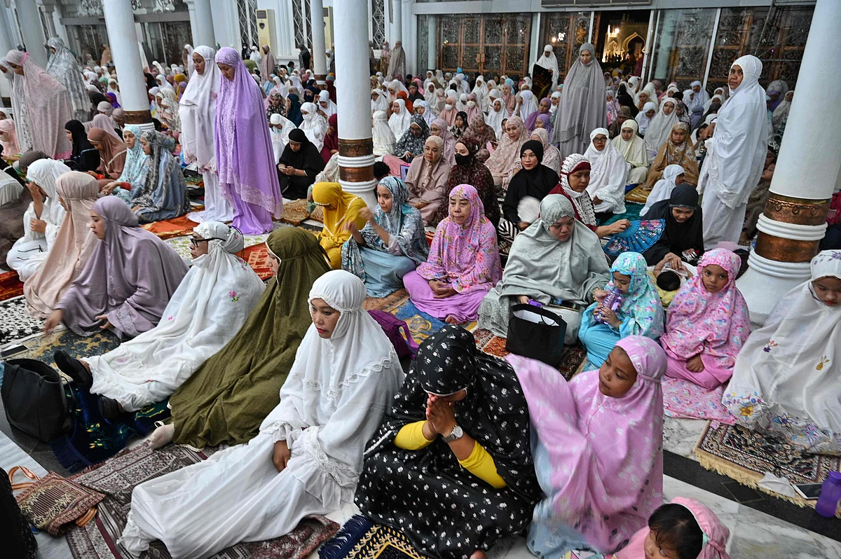 Muslim worshippers perform the first evening Tarawih prayer on the first night of the holy fasting month of Ramadan, at the Baiturrahman grand mosque in Banda Aceh on April 2, 2022. (Photo by CHAIDEER MAHYUDDIN / AFP)