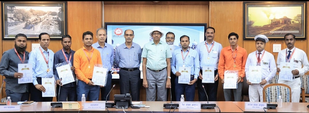 Mumbai: Railways felicitate 10 employees to appreciate their alertness in duty and helping to improve safety - Vimarsana News