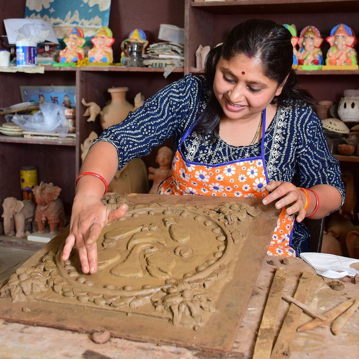 Bhopal Homemakers learn claycarving, engraving at IGRMS