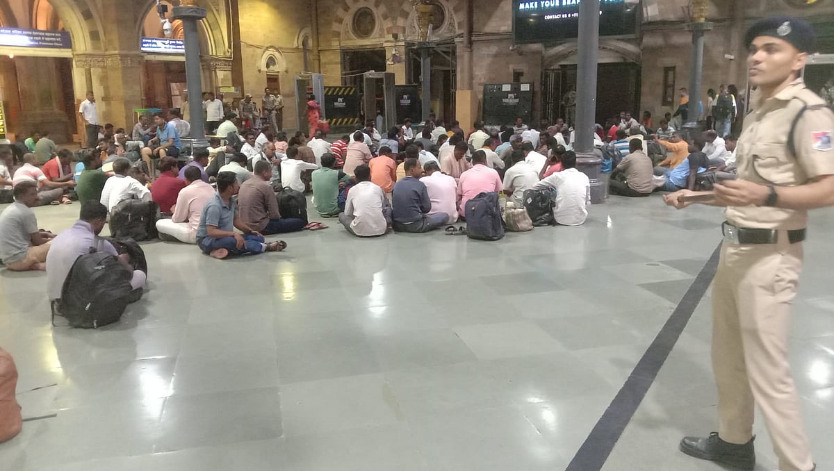 Mumbai: Over 150 MSRTC workers agitate at CSMT; RPF and GRP evict them from station - Vimarsana News