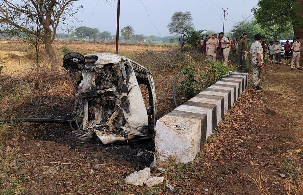 Chhattsigarh: Couple, three daughters charred to death in car in Rajnandgaon - Vimarsana News