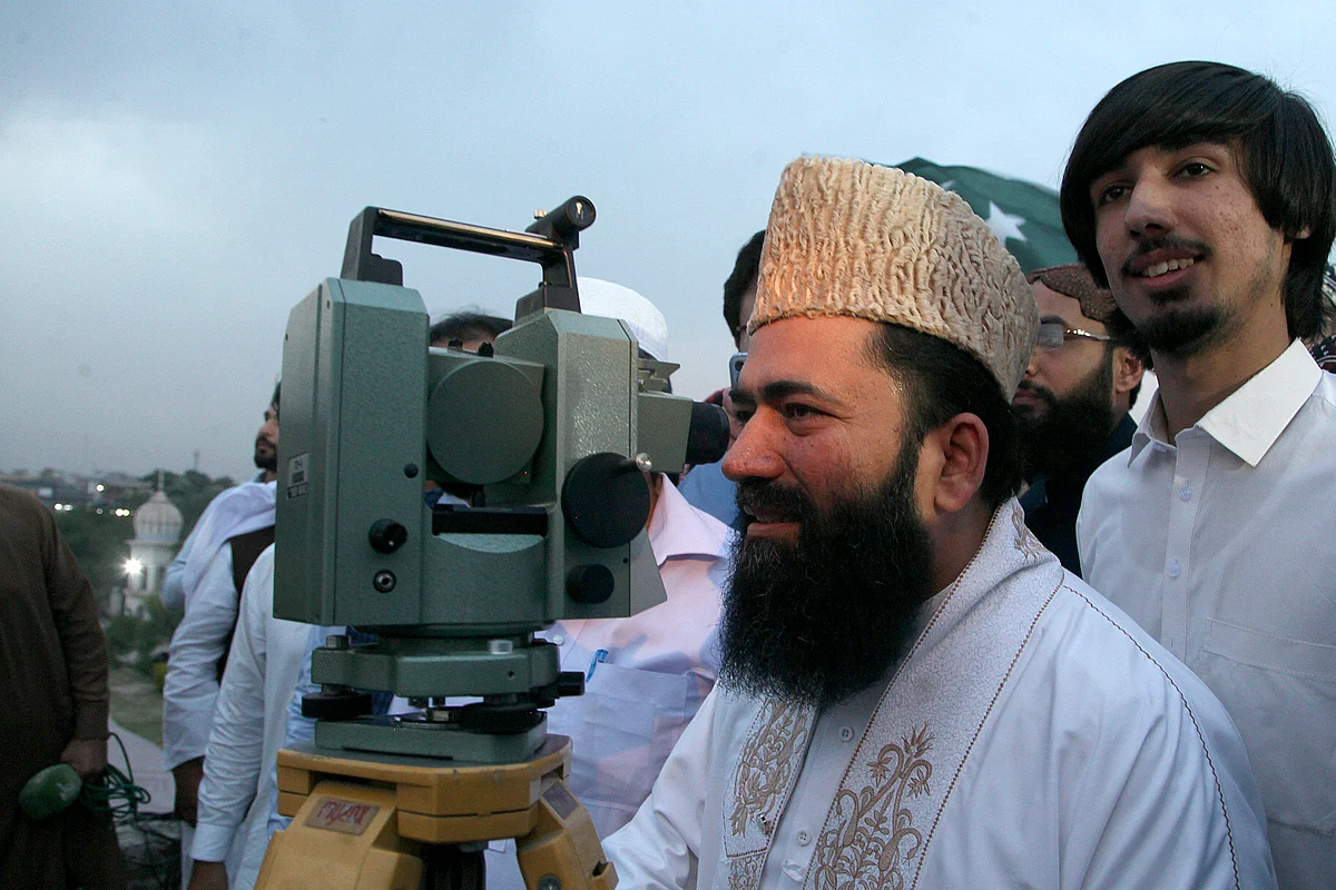 Peshawar: Maulana Abdul Khabeer Azad, center, head of Pakistans Moon Sighting Committee searches the sky with a telescope for the new moon that signals the start of the Muslim fasting month of Ramadan, in Peshawar, Pakistan Saturday, April 2, 2022. AP/PTI(AP04_02_2022_000250B)