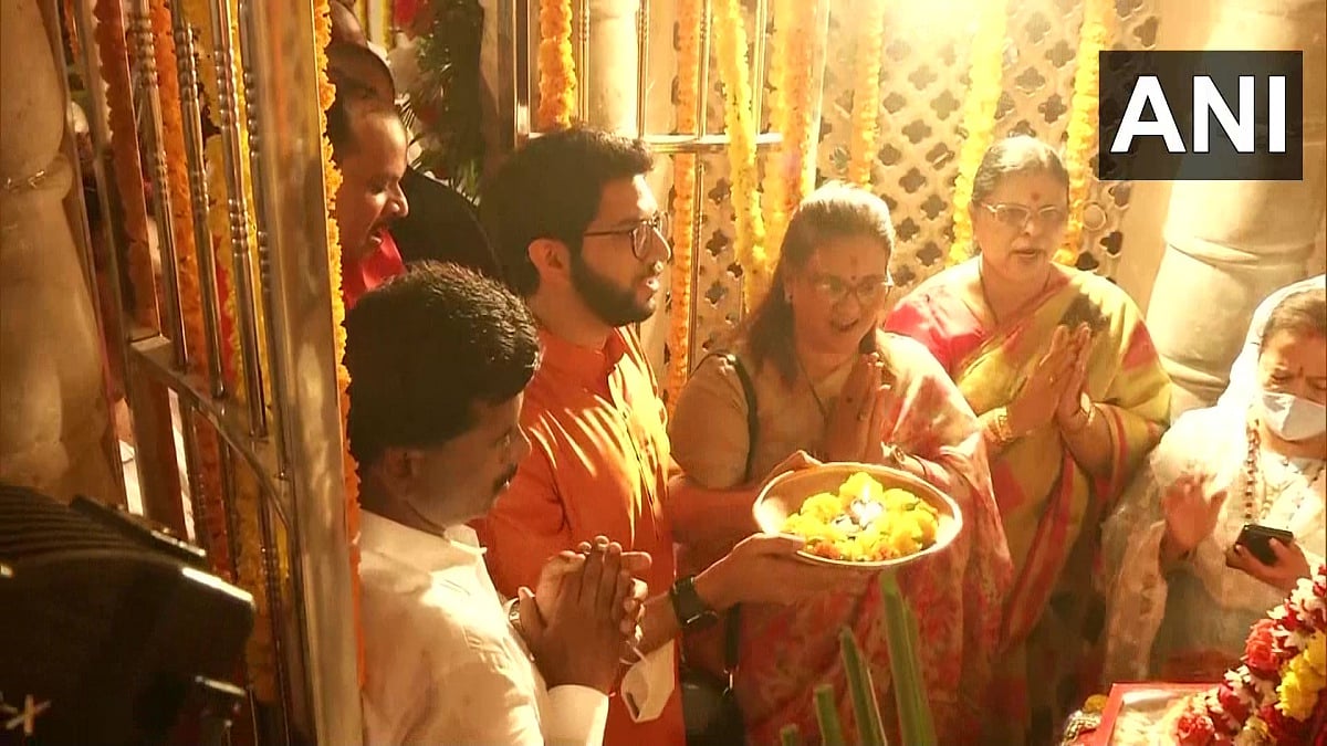 Hanuman Jayanti 2022: Maharashtra Minister Aaditya Thackeray offers prayers at Mumbai's Madhavbaug temple - Vimarsana News