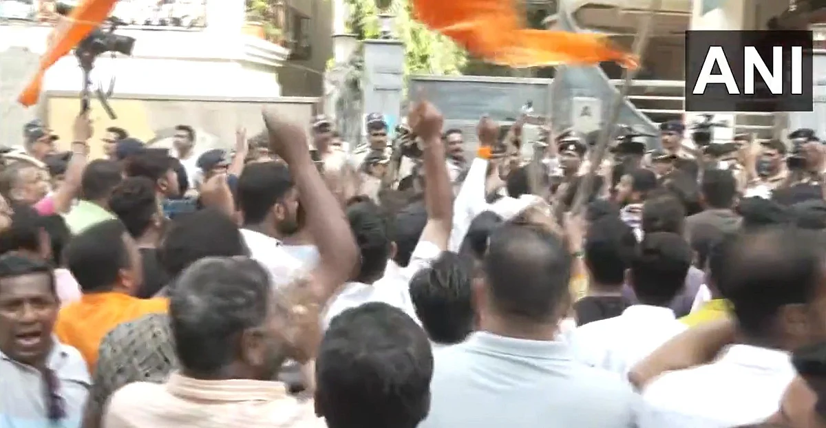 Mumbai: Shiv Sena workers protest against LS MP Navneet Rana over 'Hanuman Chalisa' row; watch video