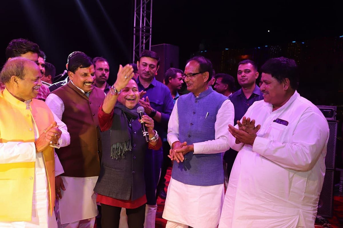 Ujjain: CM joins Kailash Kher during 'Swami Dena Saath Humara' recital - Vimarsana News