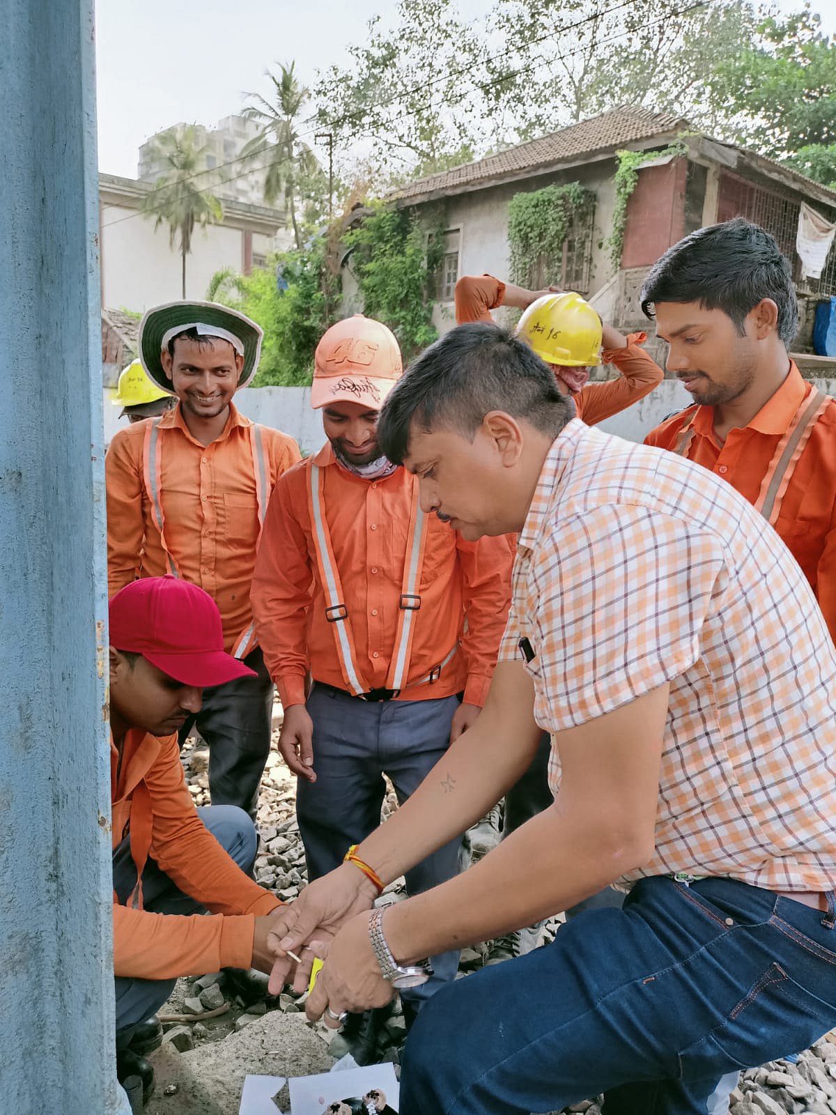 Mumbai: Western railway's senior official surprises track maintainers on their birthdays - Vimarsana News