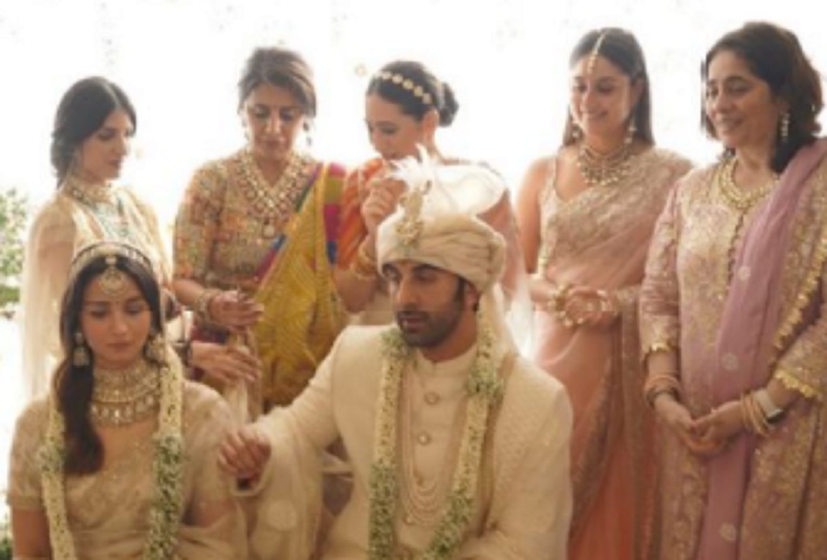 Ranbir Kapoor-Alia Bhatt's Gathbandhan Photos: Groom's sisters Kareena, Karisma and Riddhima tie the knot - Vimarsana News