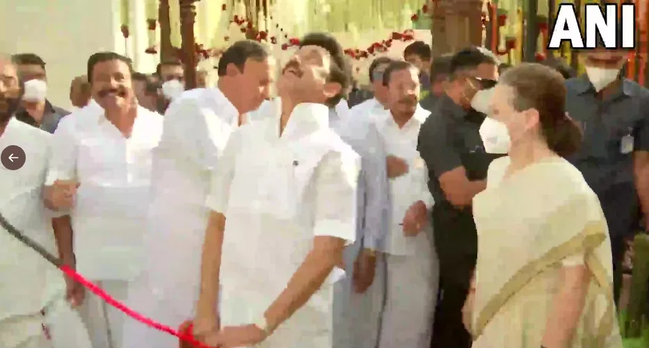 Tamil Nadu CM MK Stalin inaugurates his party's new office 'Anna-Kalaignar  Arivalayam' in Delhi in presence of Sonia Gandhi