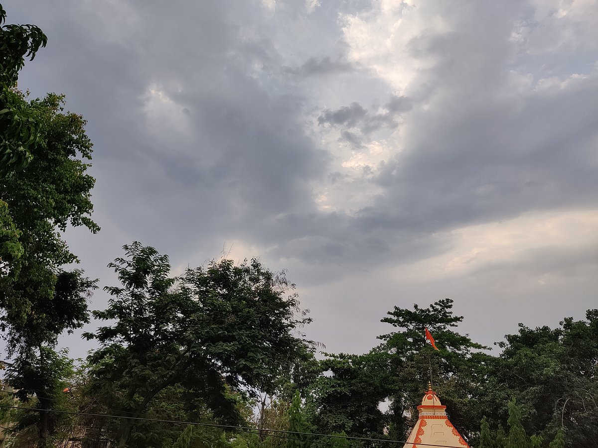 Indore: Cloudy weather, drizzling, gusty winds provide relief from soaring temperature - Vimarsana News