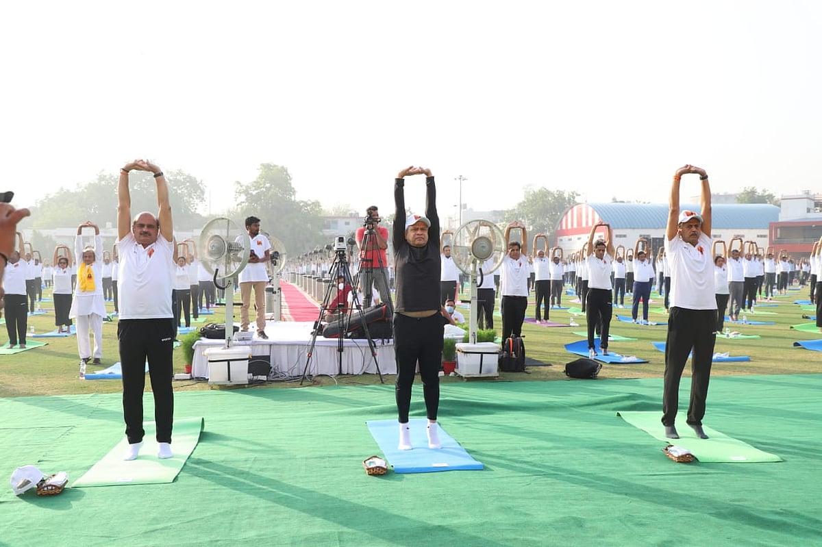 Minister Ashwini Vaishnav attends Indian Railway's Yoga practice session at Karnail Singh Stadium in New Delhi - Vimarsana News