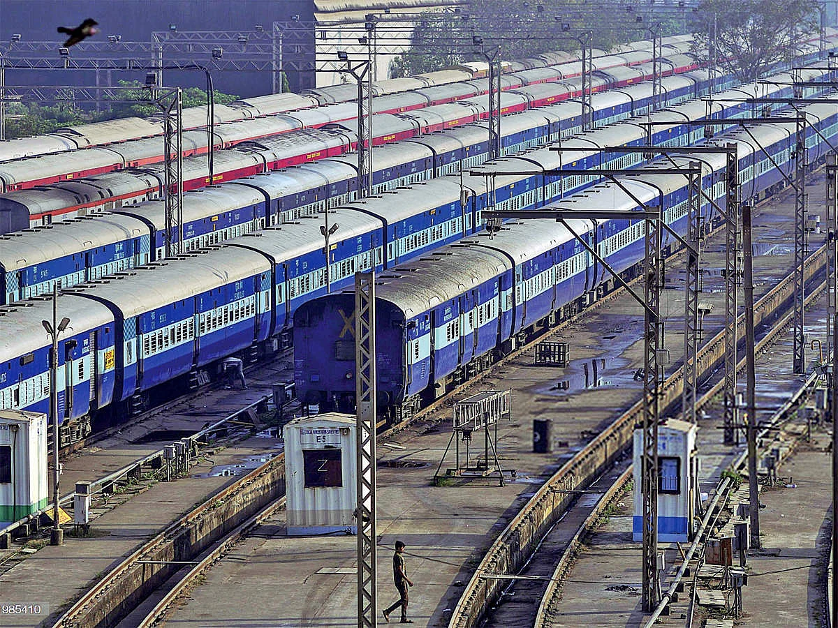 Railways must pay compensation if a person falls off crowded train and suffers injuries: Bombay HC