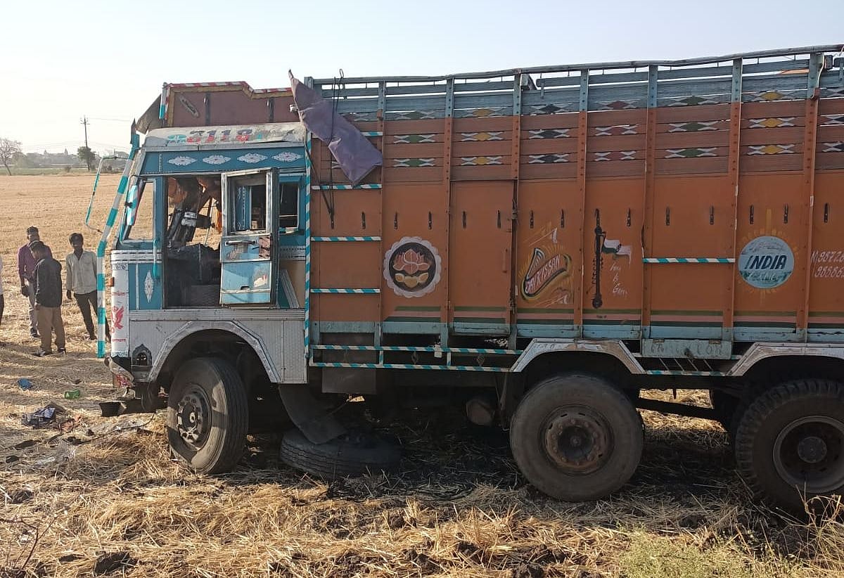 Ujjain: Two youths die as speeding truck hits their two-wheelers - Vimarsana News