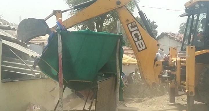 Seoni: Man kills woman and her two children, accused arrested; police raze illegal constructions of accused - Vimarsana News