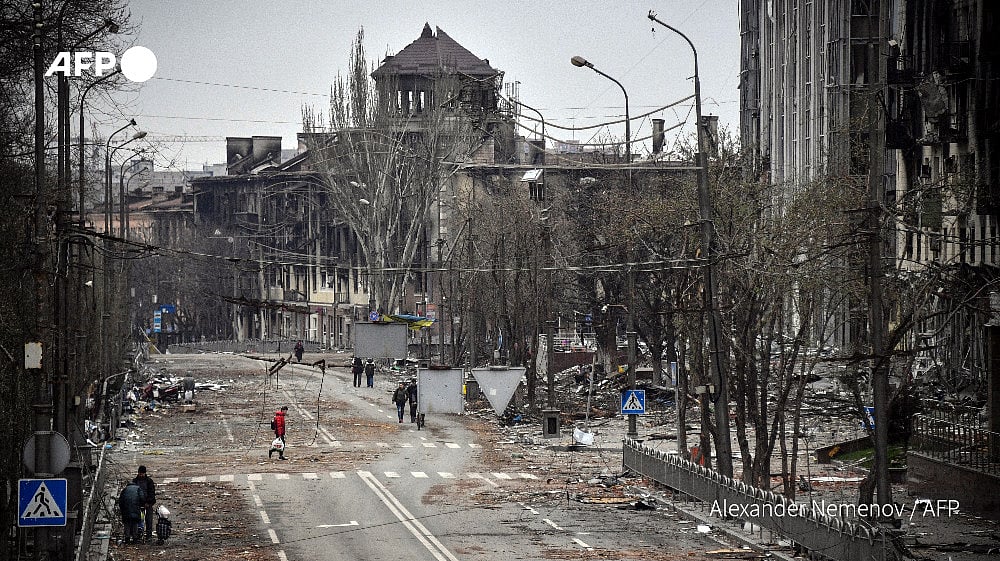 Massacre in Mariupol: Ukrainian defenders stubbornly hold on as Russia scents victory
