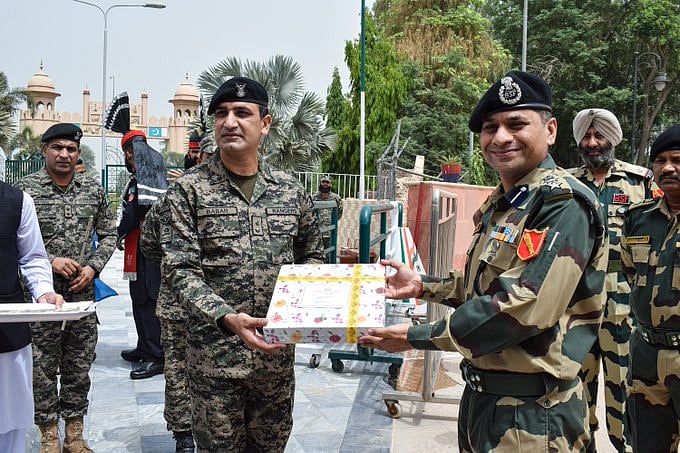 BSF exchanges sweets with Pakistan Rangers, Bangladesh troops on occasion of Eid al-Fitr - Vimarsana News