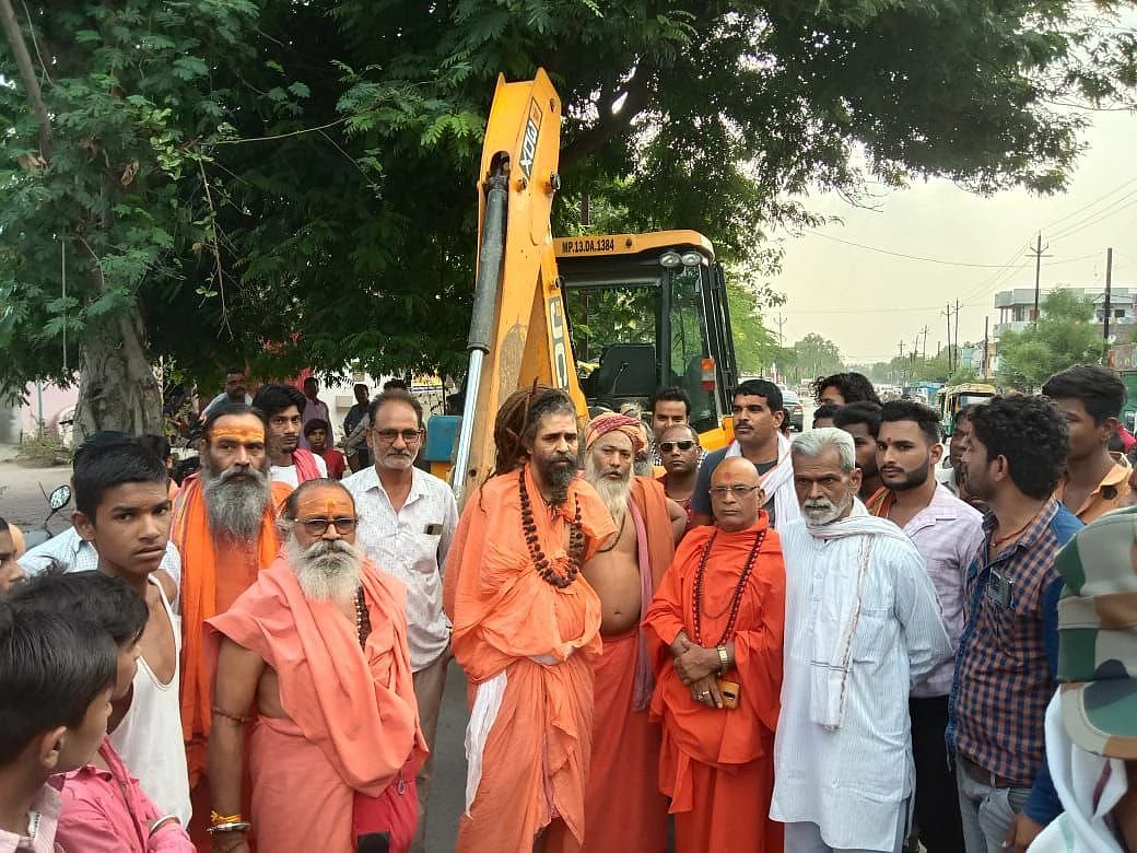 Local seers protest against the ‘alleged’ false accusations against the veteran seer.