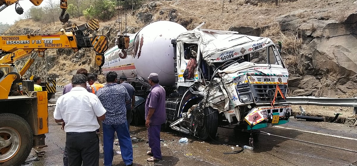 Three dies, two injures after tanker jumps divider and hit two cars on Mumbai-Pune expressway; see pics - Vimarsana News