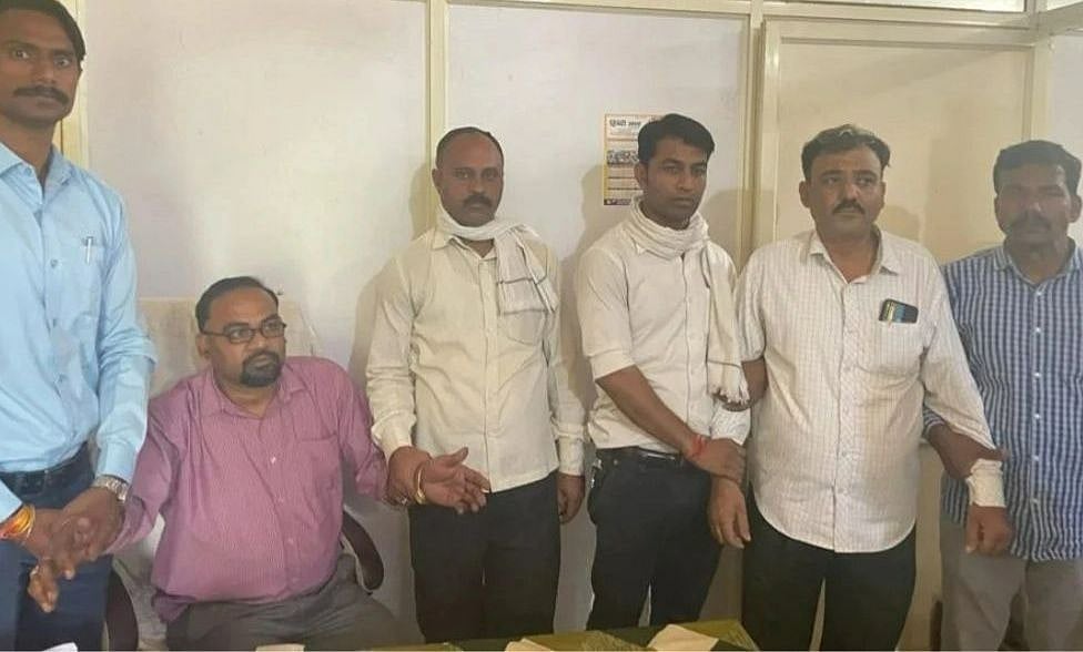 Agar: 2 govt employees held for taking bribe for facilitating aid for cow shelter - Vimarsana News
