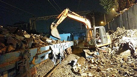 Western Railway conducts pre-monsoon encroachment drive on Mumbai suburbun network - Vimarsana News