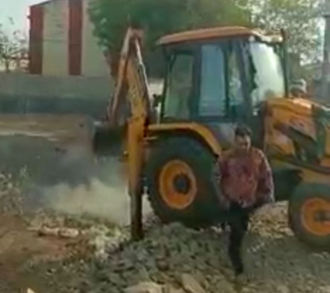 Mandsaur: District administration razes illegal construction on government land worth Rs 80 lakh - Vimarsana News