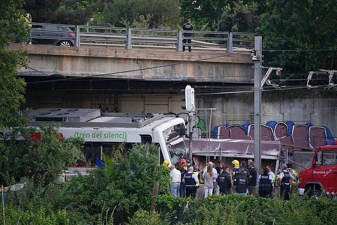Barcelona: Passenger train driver killed after collision with freight train, at least 85 injured - Vimarsana News