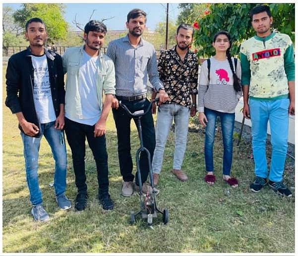 Ujjain: School of Engineering and Technology students make low-cost lawnmower - Vimarsana News