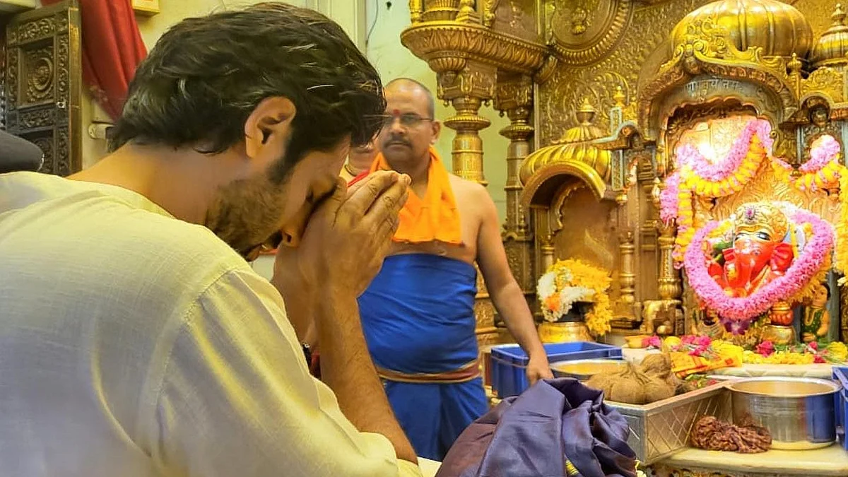 'Bhool Bhulaiyaa 2' actor Kartik Aaryan visits Siddhivinayak Temple to seek blessings - see photos