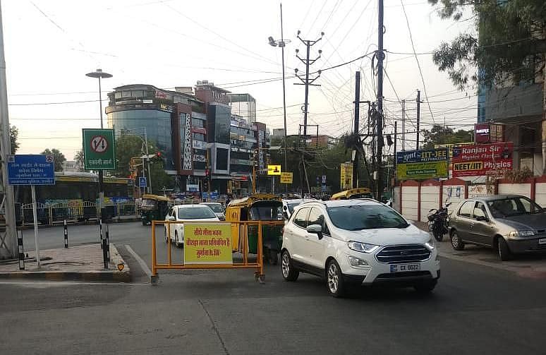 Indore: Cops warn commuters on road rules violation - Vimarsana News