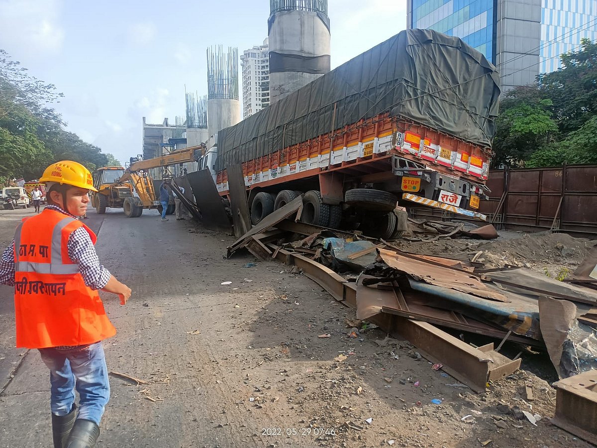 Thane: Truck rams into metro pillar on Ghodbunder Road, driver critical - Vimarsana News
