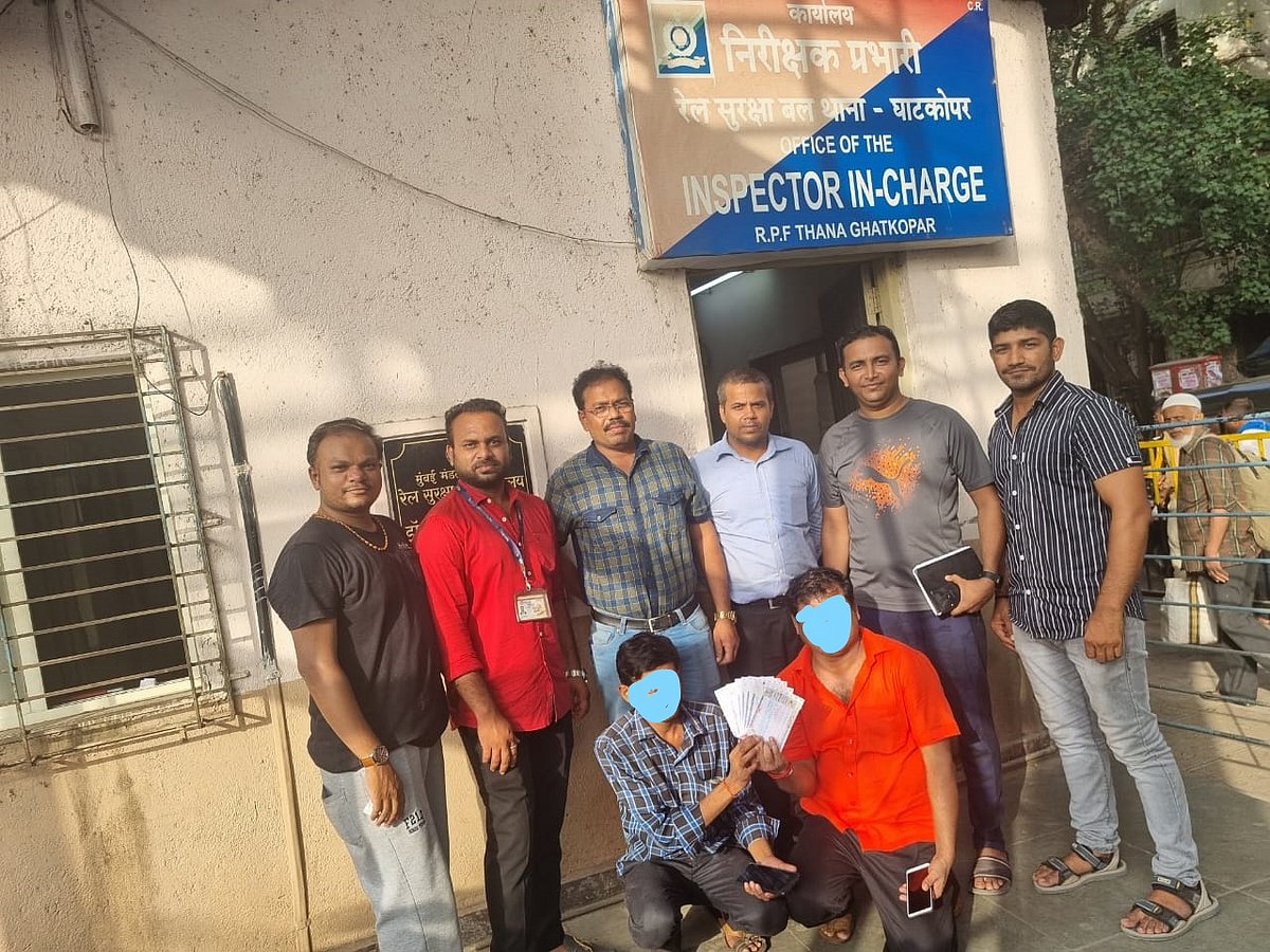 Mumbai: Railway police working overtime to catch touts who illegally generate tickets, sell them - Vimarsana News