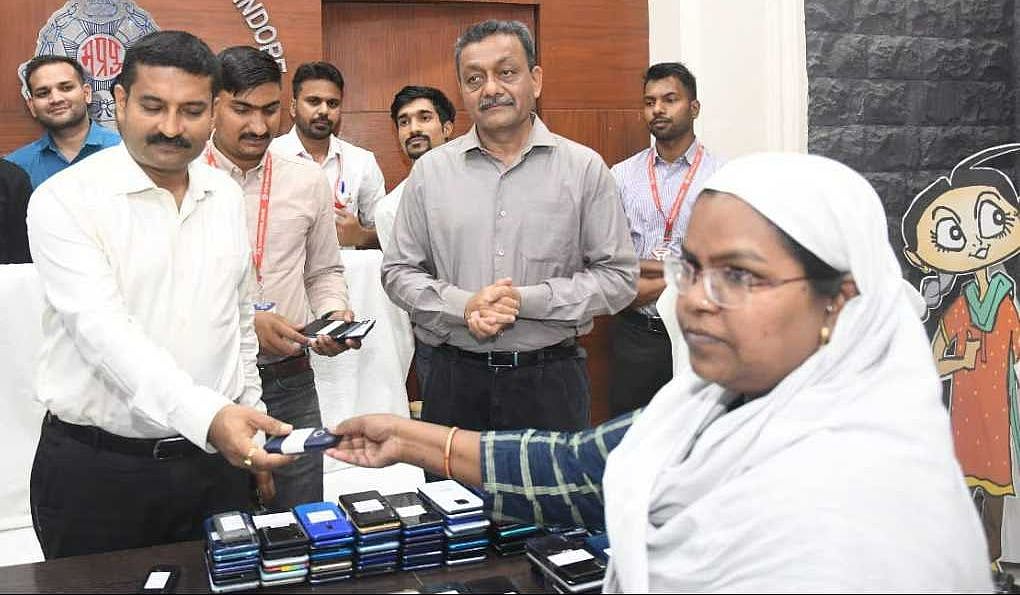 Indore: Commissioner of Police hands over 540 missing mobile phones to owners - Vimarsana News
