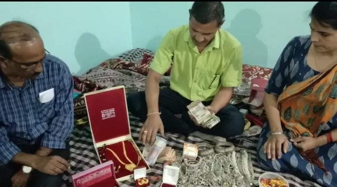 Singrauli: EOW raids Patwari's house, unearth properties over 4 crores - Vimarsana News