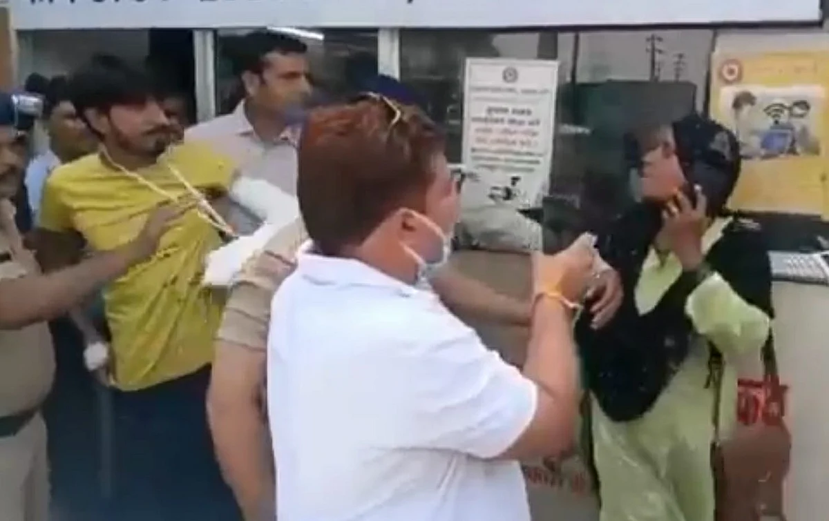 Indore: Girl’s elder sister slaps accused causing fire in building on the police station premises