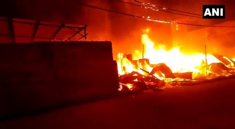 Delhi: Fire breaks out in furniture warehouse in Bhalswa Dairy, dousing operation underway - Vimarsana News